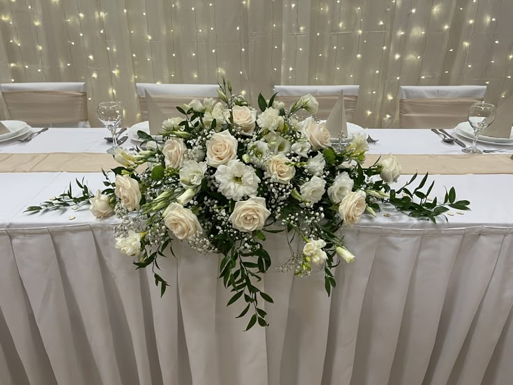 Kompozycja kwiatowa na eleganckim evencie